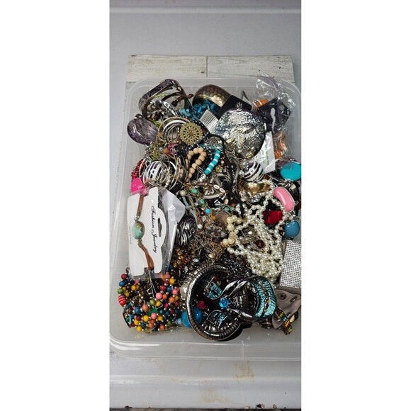 5.5+ lbs Huge Lot Costume Jewelry VTG Now Junk Art Craft & Wear Resell Mix In - Picture 4 of 7